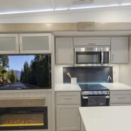 2025 Avenue 32RLS Interior