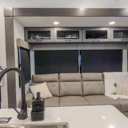 2025 Valor 36V11 Interior