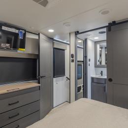 2025 Valor 41V16 Interior