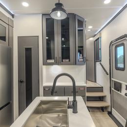 2025 Valor 41V16 Interior