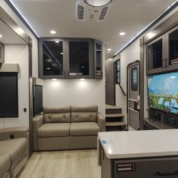 2025 Valor 40V13 Interior