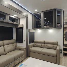 2025 Valor 40V13 Interior