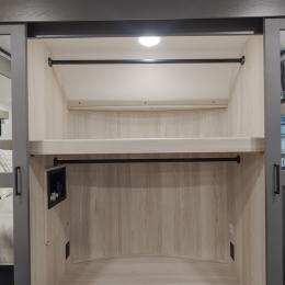 2025 Valor 40V13 Interior