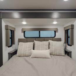 2025 Valor 42V14 Interior