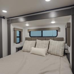 2025 Valor 42V14 Interior