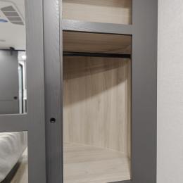 2025 Valor 42V14 Interior