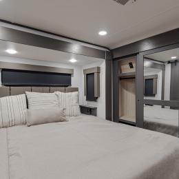 2025 Valor 44V14 Interior