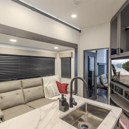2025 Valor 32A10 Interior