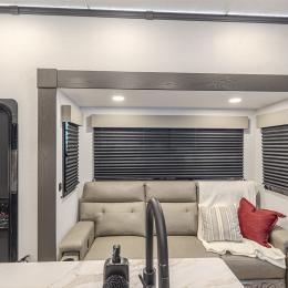 2025 Valor 32A10 Interior