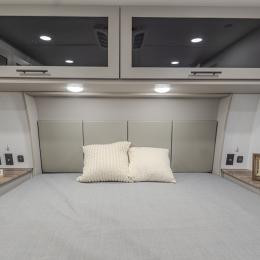 2026 Valor 32A10 Interior