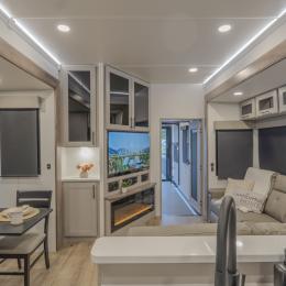 2026 Valor 44V14 Interior