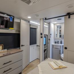 2026 Valor 44V14 Interior