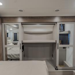 2026 Valor 44V14 Interior